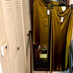 Banana Republic Olive.. Woman’s Large skirt & Blouse. New in Bag!